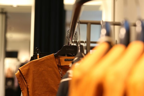 De la Fast Fashion à la Mode Holistique : Un Changement Essentiel pour l'Avenir Durable